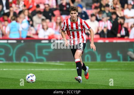 Sheffield, Regno Unito. 9 agosto 2025. Tyler Bindon dello Sheffield United fa una pausa con la palla durante il match tra Sheffield United e Bristol City Sky Bet Championship a Bramall Lane, Sheffield. Il credito per immagini dovrebbe essere: Craig Thomas/Sportimage Credit: Sportimage Ltd/Alamy Live News Foto Stock