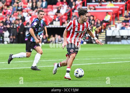 Sheffield, Regno Unito. 9 agosto 2025. Callum o'Hare di Sheffield Unitedfa una pausa con la palla durante il match tra Sheffield United e Bristol City Sky Bet Championship a Bramall Lane, Sheffield. Il credito per immagini dovrebbe essere: Craig Thomas/Sportimage Credit: Sportimage Ltd/Alamy Live News Foto Stock