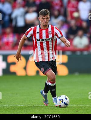 Sheffield, Regno Unito. 9 agosto 2025. Harrison Burrows di Sheffield Unitedfa una pausa con il pallone durante il match tra Sheffield United e Bristol City Sky Bet Championship a Bramall Lane, Sheffield. Il credito per immagini dovrebbe essere: Craig Thomas/Sportimage Credit: Sportimage Ltd/Alamy Live News Foto Stock
