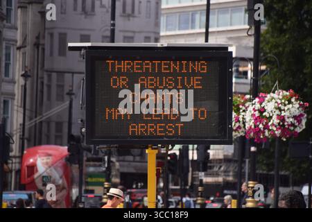 Londra, Inghilterra, Regno Unito. 9 agosto 2025. Una schermata di annuncio pubblico in Trafalgar Square mostra il messaggio "canti minacciosi o violenti possono portare all'arresto” mentre migliaia di persone marciano a sostegno di Gaza e della Palestina. (Credit Image: © Vuk Valcic/ZUMA Press Wire) SOLO PER USO EDITORIALE! Non per USO commerciale! Foto Stock