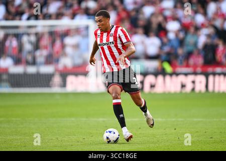 Sheffield, Regno Unito. 9 agosto 2025. Ryan uno dello Sheffield United fa una pausa con il pallone durante il match tra Sheffield United e Bristol City Sky Bet Championship a Bramall Lane, Sheffield. Il credito per immagini dovrebbe essere: Craig Thomas/Sportimage Credit: Sportimage Ltd/Alamy Live News Foto Stock
