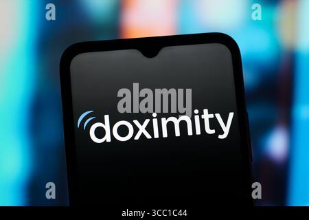 In questa immagine, il logo Doximity viene visualizzato sullo schermo di uno smartphone. Foto Stock