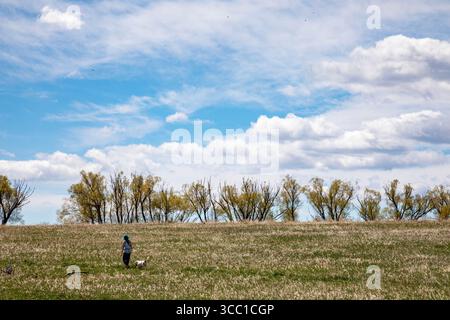 Wheat Ridge, Colorado - Una donna cammina con il suo cane a Crown Hill Park la domenica orientale. Foto Stock