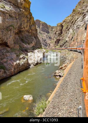 Canon City, Colorado, USA - 22 maggio 2025: Vista panoramica di un treno sulla Royal Gorge Route Railroad che corre lungo il fiume Arkansas Foto Stock