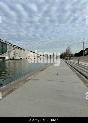 Prospettiva del Centro culturale della Fondazione Stavros Niarchos ad Atene, in Grecia, con la sua architettura moderna e la fontana plaza. Foto Stock