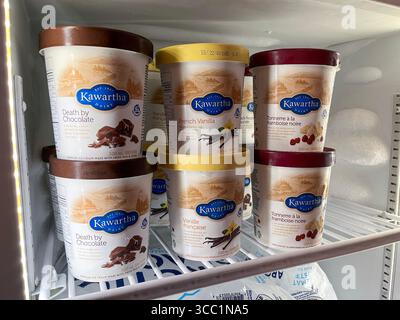 Vaughan, Ontario, Canada - 28 luglio 2025: Vasche da latte Kawartha con gelato su un ripiano congelatore Foto Stock