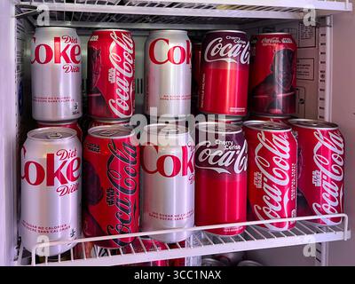 Vaughan, Ontario, Canada - 28 luglio 2025: Una varietà di lattine di alluminio Coca Cola bevande pop su scaffale frigorifero Foto Stock