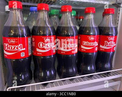 Vaughan, Ontario, Canada - 28 luglio 2025: Bevande pop Coca Cola personalizzate con i nomi delle persone in bottiglie di plastica sullo scaffale del frigorifero Foto Stock