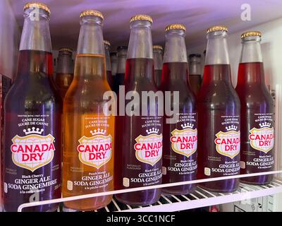 Vaughan, Ontario, Canada - 28 luglio 2025: Bottiglie di vetro essiccate Canada con bevande aromatizzate sul ripiano del frigorifero Foto Stock