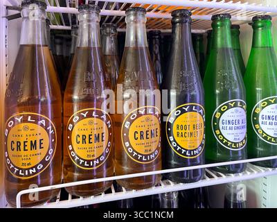 Vaughan, Ontario, Canada - 28 luglio 2025: Bottiglie di vetro di marca Boylan con bevande aromatizzate sul ripiano del frigorifero Foto Stock