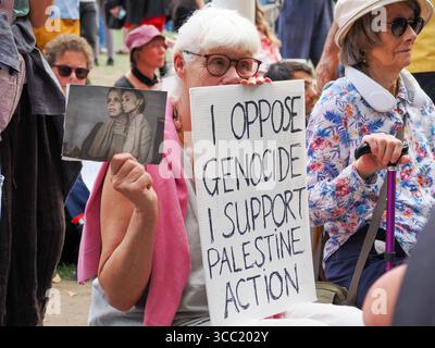 9 agosto 2025, Regno Unito, Londra, Parliament Square. 552 manifestanti sono stati arrestati in occasione di una manifestazione organizzata da Defend Our Juries contro la decisione del governo britannico di vietare il gruppo di disobbedienza civile Palestina Action ai sensi della legge sul terrorismo. Circa 600 sostenitori hanno presentato segni che dicevano “io sono contrario al genocidio. Sostengo l’azione della Palestina» E ha aspettato pacificamente che la polizia metropolitana li arrestasse. La decisione di vietare l'azione palestinese è ampiamente considerata come un assurdo superamento da parte di un governo autoritario in crescita e un grave attacco alla libertà di parola e al diritto di protesta. Foto Stock