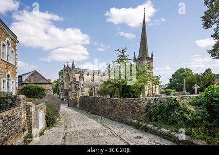 Chiesa di San Giovanni Battista vista da Medieval Gentle Street a Frome, Somerset, Regno Unito, il 6 agosto 2025 Foto Stock
