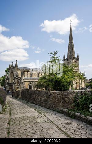 Chiesa di San Giovanni Battista vista da Medieval Gentle Street a Frome, Somerset, Regno Unito, il 6 agosto 2025 Foto Stock
