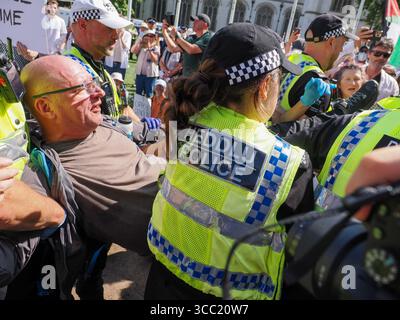 9 agosto 2025, Regno Unito, Londra, Parliament Square. 552 manifestanti sono stati arrestati in occasione di una manifestazione organizzata da Defend Our Juries contro la decisione del governo britannico di vietare il gruppo di disobbedienza civile Palestina Action ai sensi della legge sul terrorismo. Circa 600 sostenitori hanno presentato segni che dicevano “io sono contrario al genocidio. Sostengo l’azione della Palestina» E ha aspettato pacificamente che la polizia metropolitana li arrestasse. La decisione di vietare l'azione palestinese è ampiamente considerata come un assurdo superamento da parte di un governo autoritario in crescita e un grave attacco alla libertà di parola e al diritto di protesta. Foto Stock