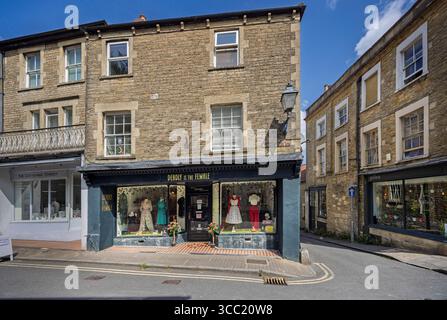 Deadly è la vetrina del negozio femminile in Catherine Street, Frome, Somerset, Regno Unito, il 6 agosto 2025 Foto Stock