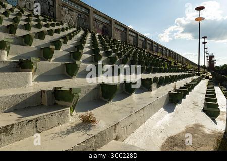 File di posti a sedere allo stadio sportivo Strahov abbandonato e in rovina a Praga. Foto Stock