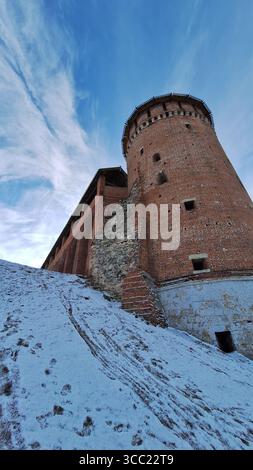 Kolomna, regione di Mosca - 4 gennaio 2025: Storica torre in mattoni del Cremlino di Kolomna Foto Stock