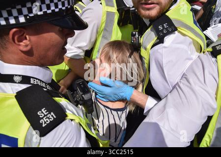 Londra, Regno Unito. 09 agosto 2025. Gli agenti di polizia arrestano un manifestante per aver tenuto un cartello a sostegno dell'azione palestinese durante la manifestazione in Piazza del Parlamento. Centinaia di persone si sono riunite per dimostrare sostegno al gruppo di attivisti Palestine Action, che è stato vietato ai sensi della legge antiterrorismo. Credito: SOPA Images Limited/Alamy Live News Foto Stock