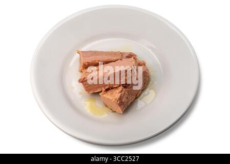 Filetti di tonno in olio su un piatto bianco isolato su bianco con percorso di ritaglio incluso Foto Stock