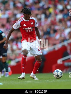 Londra, Regno Unito. 09 agosto 2025. Londra, Inghilterra, 09 agosto 2025: Noni Madueke (20 Arsenal) sul pallone durante la gara della Emirates Cup tra Arsenal e Athletic Club all'Emirates Stadium di Londra, Inghilterra. (Jay Patel/SPP) credito: SPP Sport Press Photo. /Alamy Live News Foto Stock