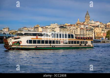 Vista panoramica dello stretto del Bosforo e un traghetto sull'acqua a Eminonu vicino al ponte Galata a Istanbul, Turchia, in una giornata nuvolosa Foto Stock