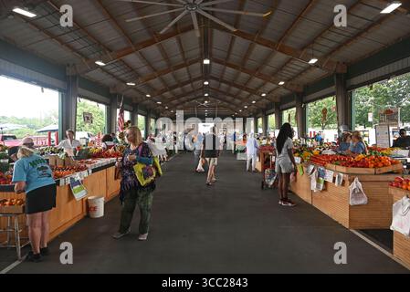 Gli agricoltori locali espongono i loro prodotti in vendita nel capannone del mercato agricolo statale di Raleigh, North Carolina Foto Stock