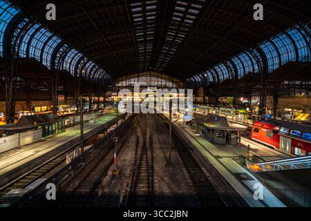 Splendida vista della stazione centrale di Amburgo al tramonto Foto Stock
