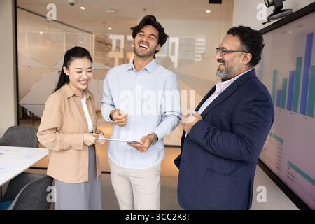 Sono stati entusiasti di dipendenti e dirigenti che ridevano con il digital pad in ufficio Foto Stock