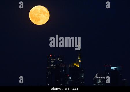 Vollmond Der Vollmond zieht über die Frankfurter Bankenskyline hinweg. Francoforte sul meno Assia Germania *** Luna piena la luna piena passa sopra lo skyline bancario di Francoforte Francoforte Francoforte Francoforte sul meno Assia Germania 2025-08-09 vollmond 05 Foto Stock