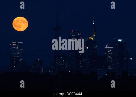 Vollmond Der Vollmond zieht über die Frankfurter Bankenskyline hinweg. Francoforte sul meno Assia Germania *** Luna piena la luna piena passa sopra lo skyline bancario di Francoforte Francoforte Francoforte Francoforte sul meno Assia Germania 2025-08-09 vollmond 03 Foto Stock