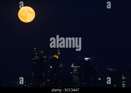 Vollmond Der Vollmond zieht über die Frankfurter Bankenskyline hinweg. Francoforte sul meno Assia Germania *** Luna piena la luna piena passa sopra lo skyline bancario di Francoforte Francoforte Francoforte Francoforte sul meno Assia Germania 2025-08-09 vollmond 06 Foto Stock