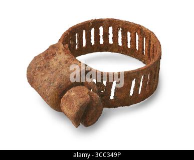 primo piano di un vecchio morsetto a vite senza fine in metallo arrugginito, sfondo bianco isolato, decadimento industriale o deterioramento dell'hardware Foto Stock