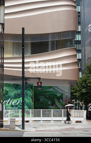 TOKYO, GIAPPONE - 8 agosto 2025: Dettaglio di un nuovo negozio Cartier in fase di creazione nell'area di Ginza a Tokyo. (L'edificio era usato come negozio The Gap) Foto Stock