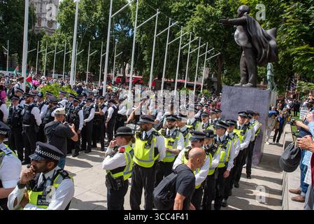 Londra, Regno Unito. 09 agosto 2025. Gli agenti di polizia si mettono in fila durante la dimostrazione. I manifestanti si sono riuniti in Parliament Square a Londra, Regno Unito. L'obiettivo dei manifestanti era mostrare il loro sostegno all'azione palestinese e anche chiedere al governo britannico di togliere l'organizzazione dalla lista dei terroristi. (Foto di Krisztian Elek/SOPA Images/Sipa USA) credito: SIPA USA/Alamy Live News Foto Stock