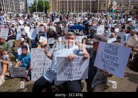 Londra, Regno Unito. 09 agosto 2025. I manifestanti siedono a terra con i loro cartelli durante la dimostrazione. I manifestanti si sono riuniti in Parliament Square a Londra, Regno Unito. L'obiettivo dei manifestanti era mostrare il loro sostegno all'azione palestinese e anche chiedere al governo britannico di togliere l'organizzazione dalla lista dei terroristi. (Foto di Krisztian Elek/SOPA Images/Sipa USA) credito: SIPA USA/Alamy Live News Foto Stock