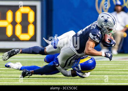 Los Angeles, Stati Uniti. 09 agosto 2025. Il wide receiver dei Dallas Cowboys Jalen Tolbert n. 1 viene abbattuto dal cornerback dei Los Angeles Rams Shaun Jolly n. 24 durante una partita di football pre-stagione NFL al SoFi Stadium, a Inglewood, California (foto di Ringo Chiu/SOPA Images/Sipa USA) credito: SIPA USA/Alamy Live News Foto Stock