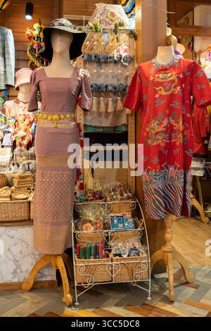 Si tratta di un negozio che mostra due manichini vestiti con abiti in stile tradizionale. Foto Stock