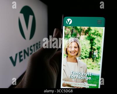Germania. 24 luglio 2025. In questa foto, una persona ha in mano uno smartphone con la pagina web del partito politico norvegese Venstre sullo schermo davanti al logo. (Foto di Timon Schneider/SOPA Images/Sipa USA) *** esclusivamente per notizie editoriali **** credito: SIPA USA/Alamy Live News Foto Stock