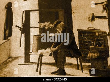 Artigianato passato - Un Basketeer del 195 (Basket weaver) con il suo set Pot. utilizzato per cuocere a vapore i gambi di salice. Foto Stock
