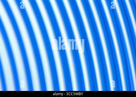 Motivo a strisce diagonali blu bianco sfondo sfocatura movimento astratto Foto Stock