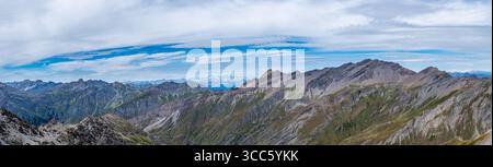 Monviso con il dado di Vallanta, le montagne iconiche delle Alpi Cozie viste dalla Valle Varaita Foto Stock