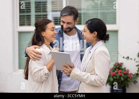 Agente immobiliare indiano che mostra di accoppiare gli elenchi di proprietà su tablet Foto Stock