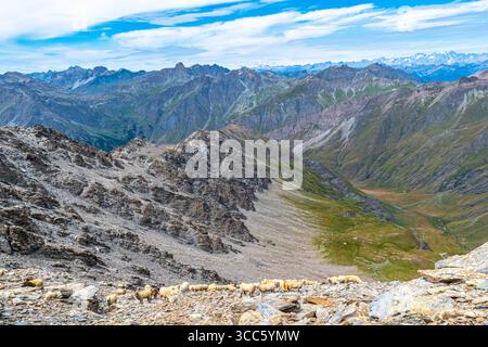 Monviso con il dado di Vallanta, le montagne iconiche delle Alpi Cozie viste dalla Valle Varaita Foto Stock