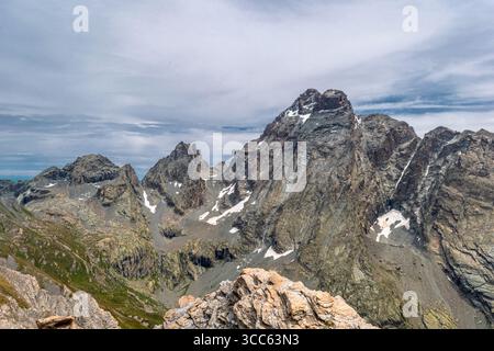 Monviso con il dado di Vallanta, le montagne iconiche delle Alpi Cozie viste dalla Valle Varaita Foto Stock
