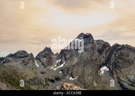Monviso con il dado di Vallanta, le montagne iconiche delle Alpi Cozie viste dalla Valle Varaita Foto Stock