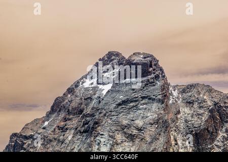 Monviso con il dado di Vallanta, le montagne iconiche delle Alpi Cozie viste dalla Valle Varaita Foto Stock