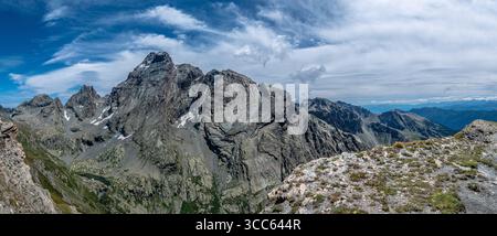 Monviso con il dado di Vallanta, le montagne iconiche delle Alpi Cozie viste dalla Valle Varaita Foto Stock