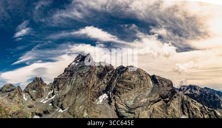 Monviso con il dado di Vallanta, le montagne iconiche delle Alpi Cozie viste dalla Valle Varaita Foto Stock