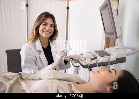 Ritratto del medico addetto alla diagnosi ecografica che indossa un camice da laboratorio bianco Foto Stock