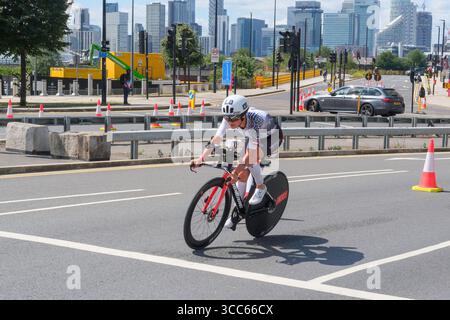 Londra, Regno Unito 9 agosto 2025. Lisa Perterer (Austria) gareggia nella T100 Triathlon femminile a Londra Docklands. Foto Stock